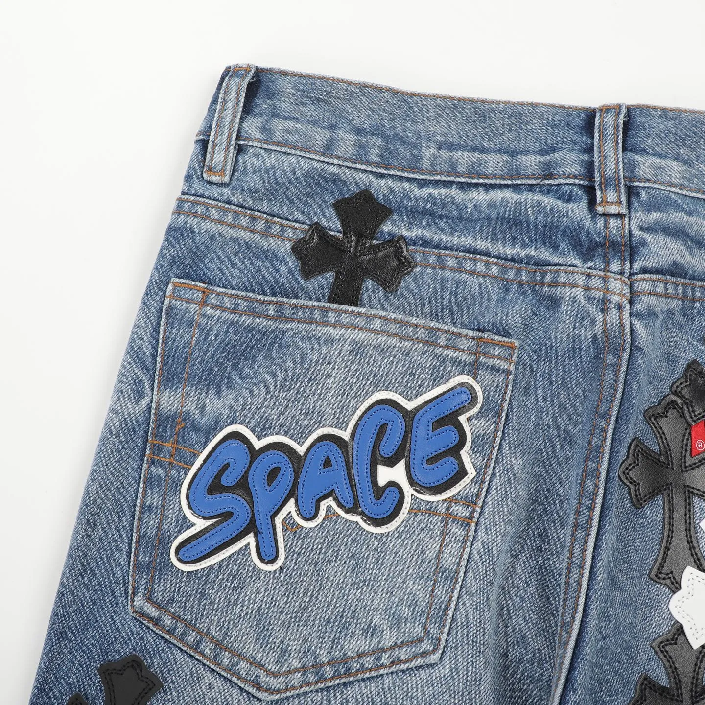 P320 Chrome Heart Blue Ox King Graffiti Multi-Color Leather Jeans [Same Style as L*Xiang] Chrome Heart Blue Ox King Graffiti Multi-Color Leather Jeans are the “king of the market” in the fashion industry! Made of high-quality denim and processed through complex washing processes, the distressed effect is super unique. The multi-color leather and graffiti design bring out the cool street genes of Crowe. Each pair of pants is unique, and you can directly transform into a street trend ICON when you put it on. The matching method is super cool: High street style: Pair it with a black hooded sweatshirt, thick-soled boots, and stacked silver chains. When you go to the stage or on the street, you will have an aura of 2.8 meters. You can slay at concerts and out on the street. Mix and match trendy styles: wear a suit jacket + canvas shoes for boys, and wear a short crop top + dad shoes for girls. Mix and match to create a sense of contrast, full of fashion sense, and the hair tie will get likes in seconds when taking photos. Couples share the same style: one pair with each other, the boy wears a solid color T + sneakers, the girl wears a short top + sneakers, they are the most eye-catching trendy couple when they go out, and they keep turning heads! No matter what your style is, these pants can help you grasp the essence of the trend. It is a must-have for trendy players. You will look the most beautiful on the street when you put it on! Size: 28/30/32/34/36 Waist: 70/75/80/85/90 Pants length: 102/104/106/108/110